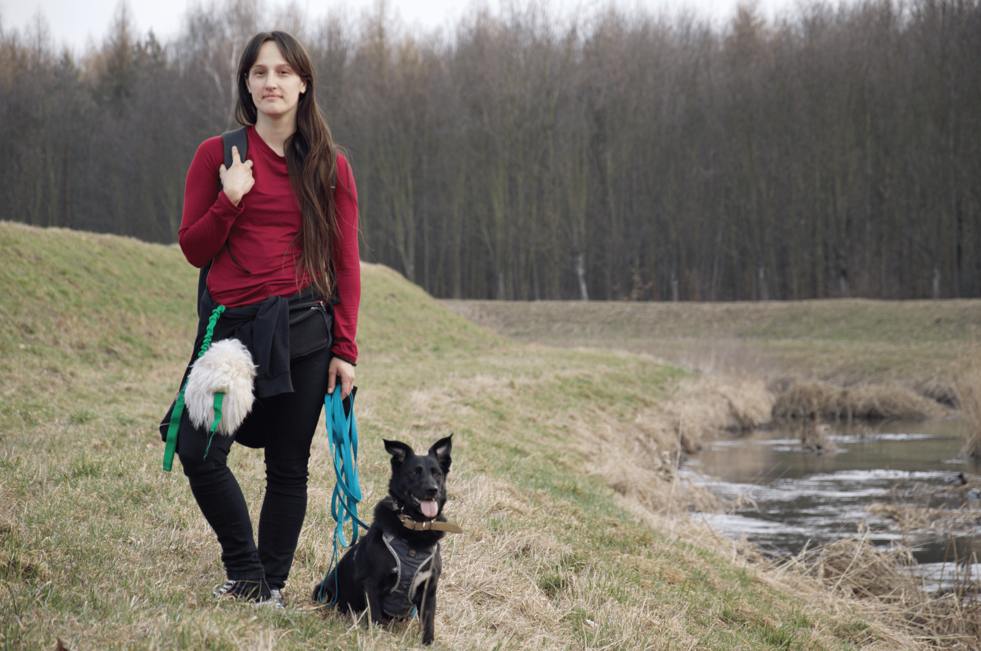 Paulina Madej i pies przy strumieniu